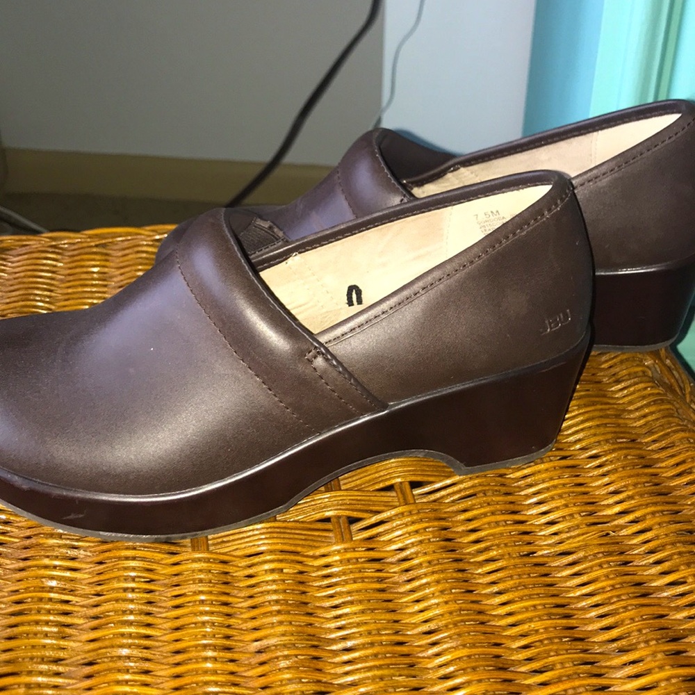 JBU by Jambu Cordoba leather clogs